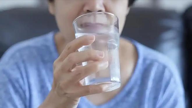 赛后细节彰显格局！王大雷高情商圈粉无数，远征军令人肃然起敬