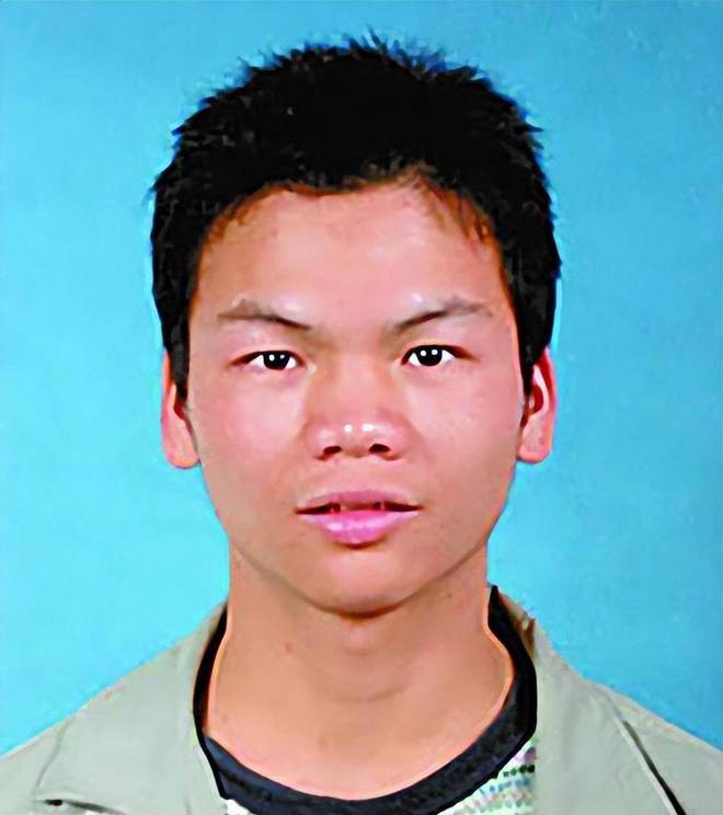 罗湖海关在一男性旅客的行李、烟盒及裤子口袋多处发现藏匿的活体甲虫,共计8只