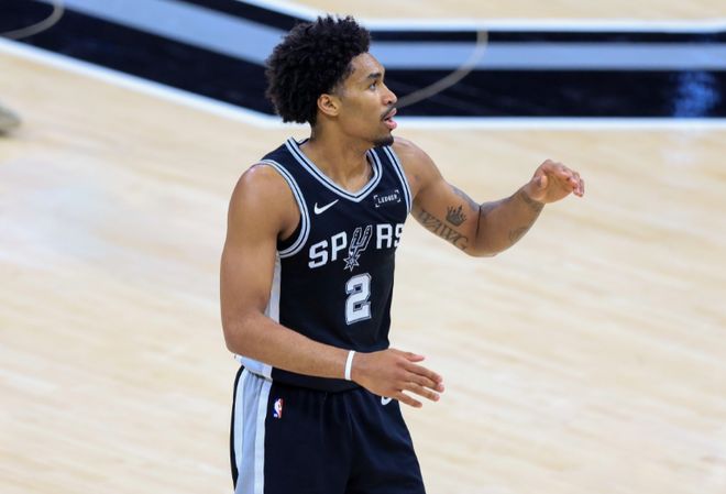 NBA夏联：马刺狂输7人上双老鹰27分 韩国李贤重4中0吞蛋