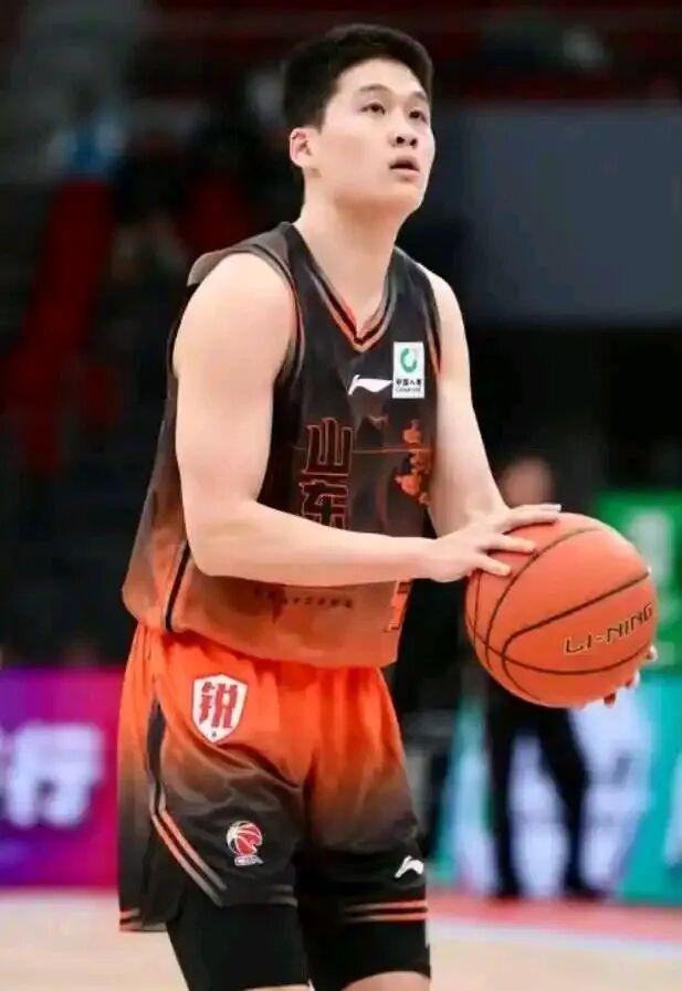 NBA夏联：爵士力克灰熊 榜眼彼得森25+12探花布泽尔18+7+4
