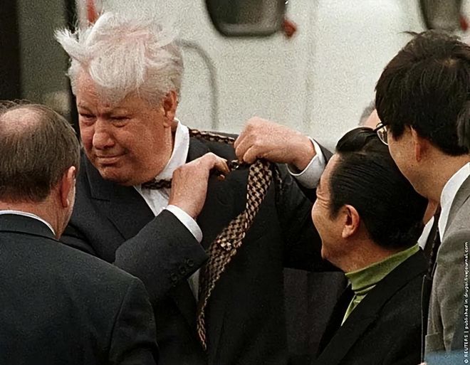 维尼修斯赛前感性落泪:致敬祖母誓夺世界杯,称反歧视重于夺冠