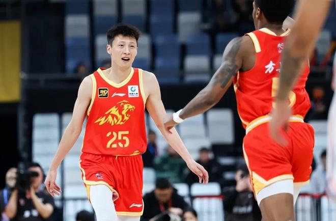 热爱不分退役与否:费德勒连看三场温网,熬夜独守包厢