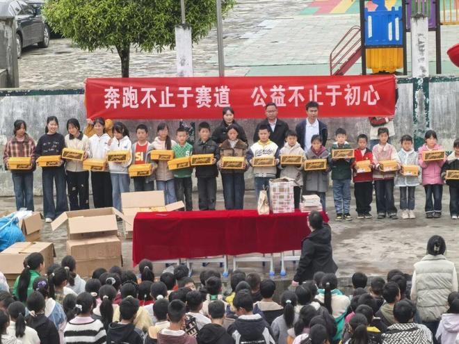 有退休金的人发现一个奇怪的现象:手里有20、30万存款的老人,最后过得好的,几乎都做了同两个让子女意外的决定