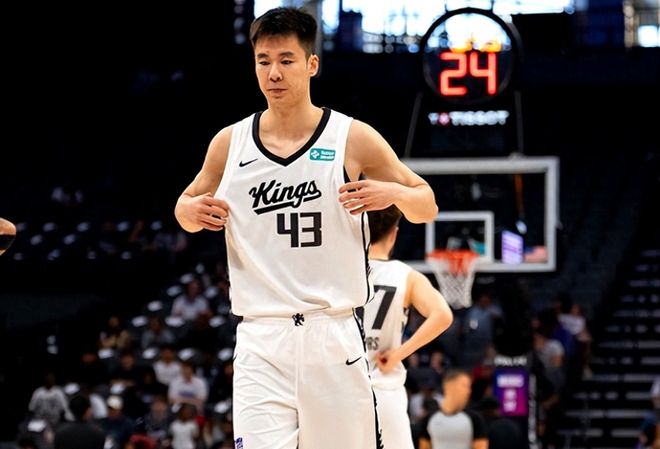 首秀7分8篮板!杨瀚森打得晦涩,中国男篮险胜收官!