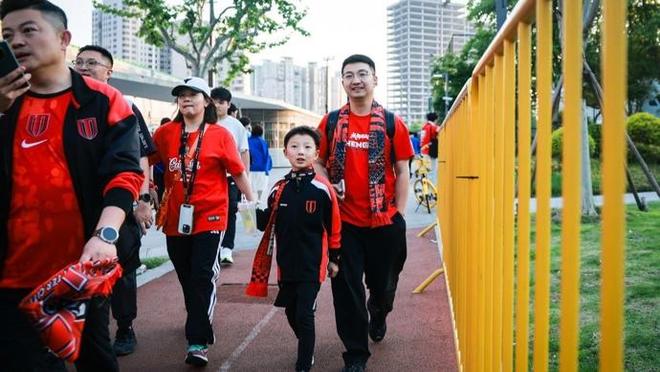 凯恩73球、亚马尔19岁双冠、罗德里王者归来,金球奖该给谁?