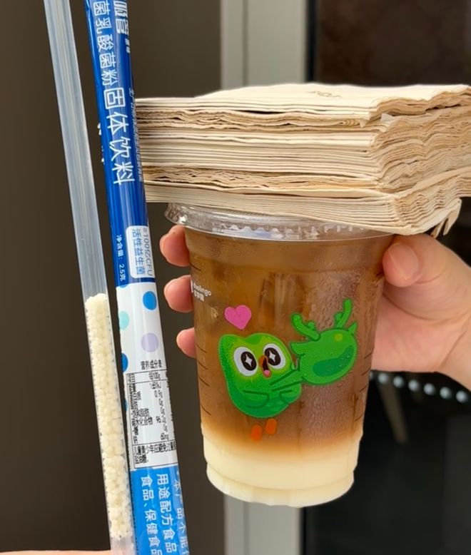 76岁出狱,前妻儿子全没来,唯有小28岁的“小姨子”苦等18年