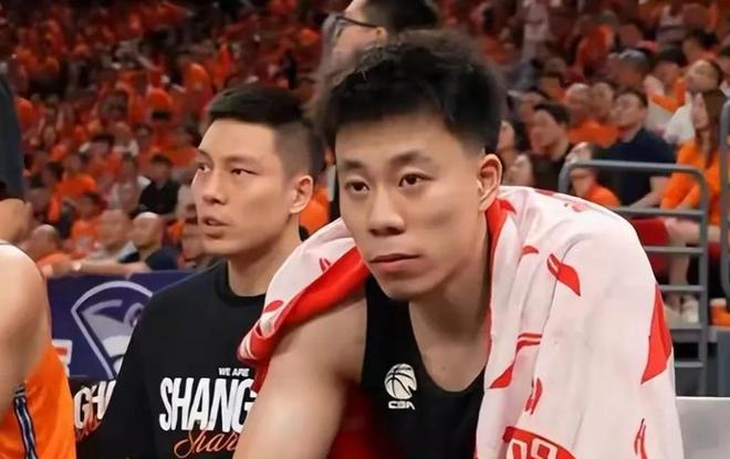 翻译：杨瀚森生日我送他英语书学习，一赛季过去连塑封都没拆