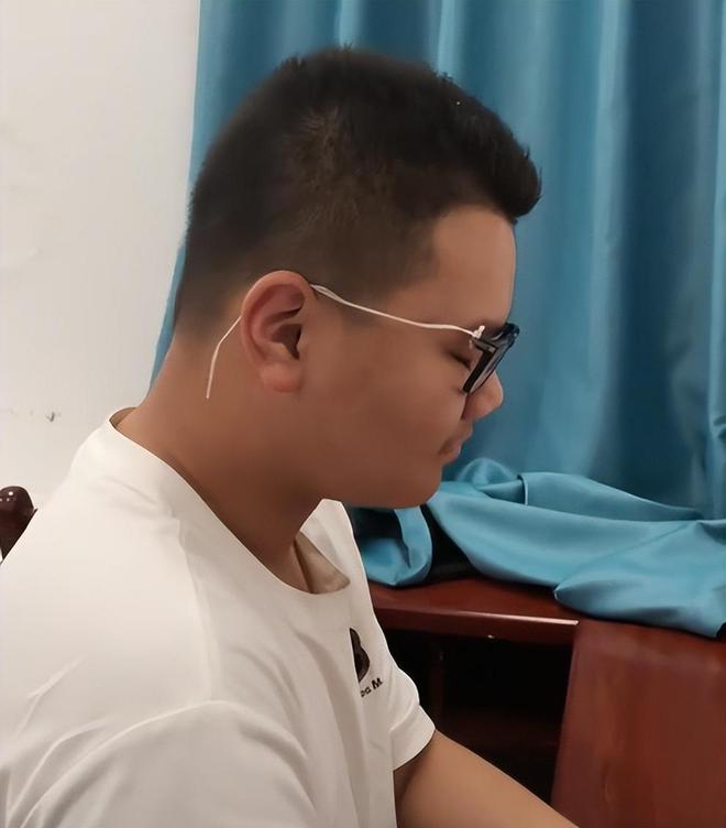 江西24岁女子病逝,未婚夫垫付30万治疗费!办完丧事准备离开,未来岳父递来一个红袋子:定情物+12万彩礼,一句话让他当场泪崩