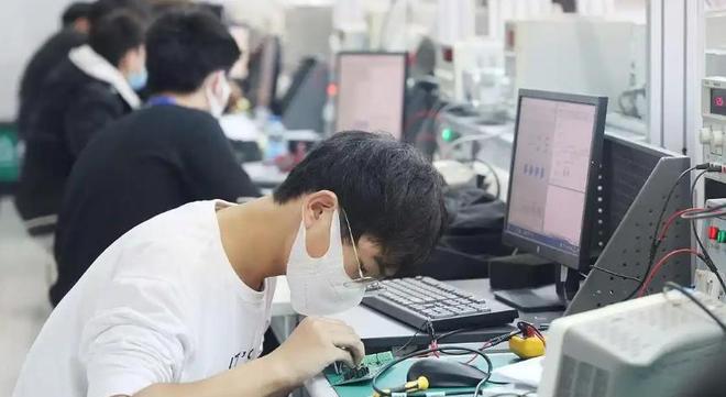 埃迪·豪辞任纽卡主帅：率队夺70年首冠后，本赛季英超仅列第12