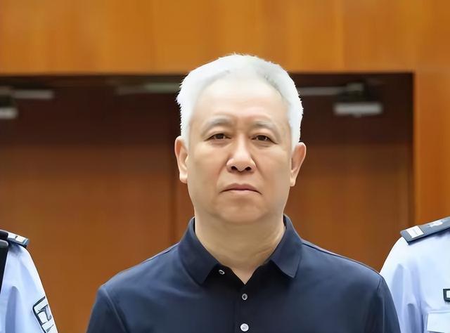 50岁黄有龙,还清2.7亿赌债却输掉人生,定居法国结局早注定