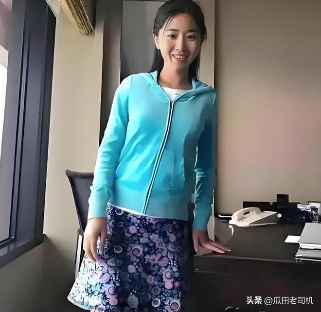 “底裤都露出来了，谁敢录你？”女生一袭红色超短裙面试教资，结局不出所料