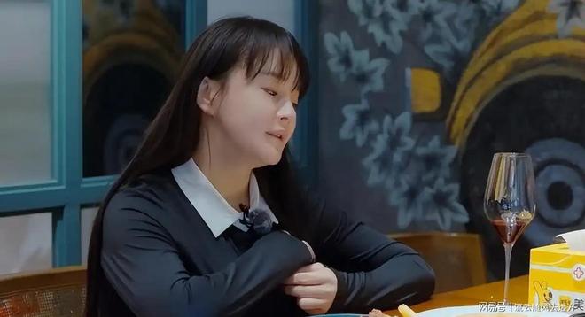 西尼亚科娃与张帅合练,网友称给郑钦文支支招,拉杜卡努退赛
